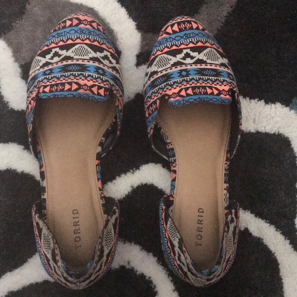 Gently used multicolored tribal print flats size13